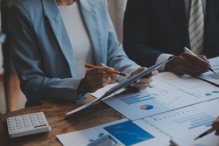 Business advisory charts analysis